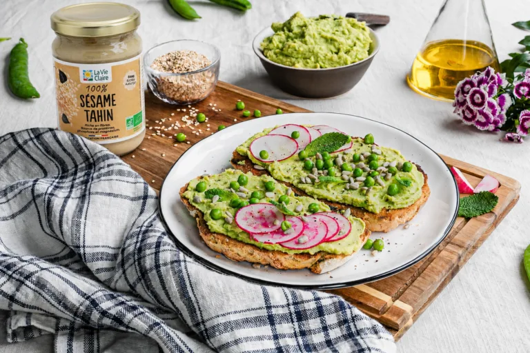 Toasts de purée de petits pois et houmous