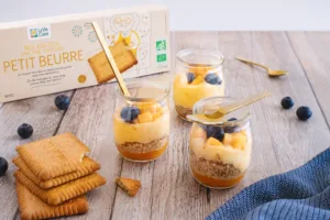 Mousses de pêche et éclats de petit beurre