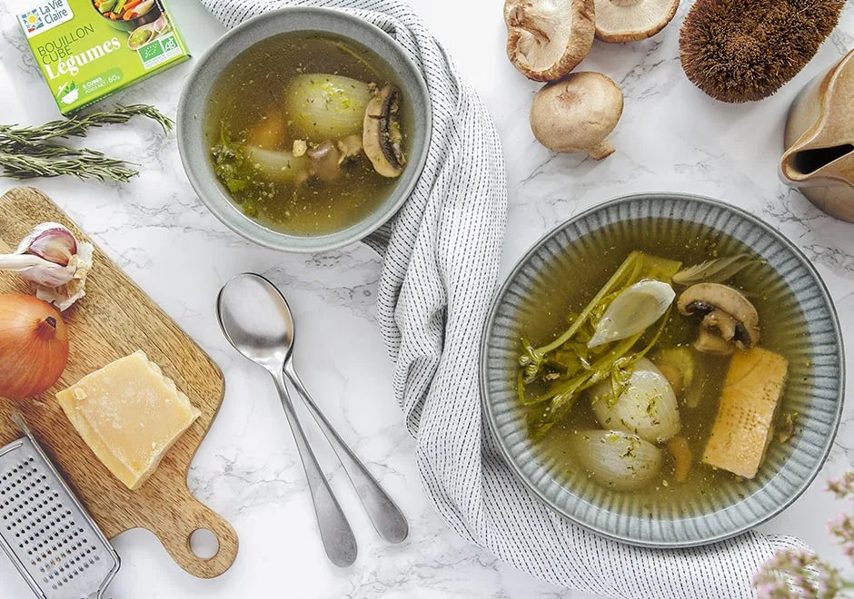 Bouillon de légumes aux croûtes de parmesan