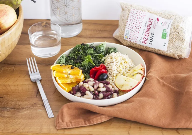 Bowl froid de mi-saison de haricots, kale et riz complet
