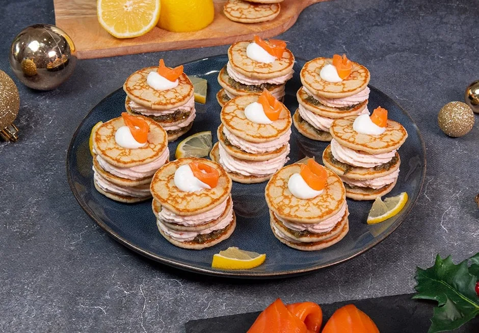 Millefeuilles de blinis au saumon fumé