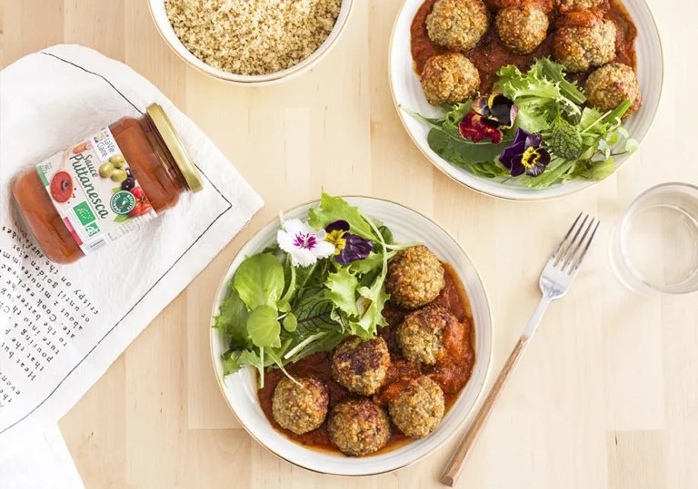 Boulettes de viande et de semoule intégrale à la sauce Puttanesca