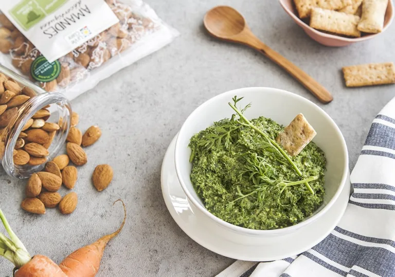 Pesto de fanes de carottes aux amandes
