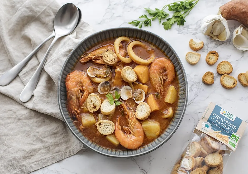 Bouillabaisse de poisson, crustacés et croûtons