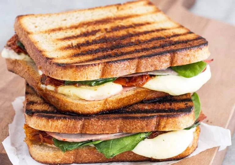 Croque monsieur mozzarella, pousses d’épinards et tomates séchées