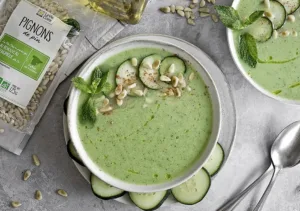 Gaspacho de concombre, chèvre et pignons