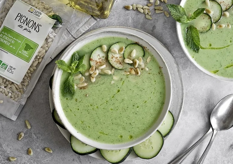Gaspacho de concombre, chèvre et pignons
