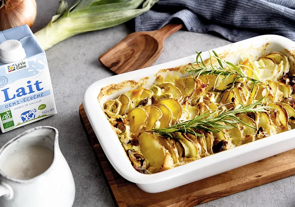 Gratin de pommes de terres, poulet, poireaux et camembert