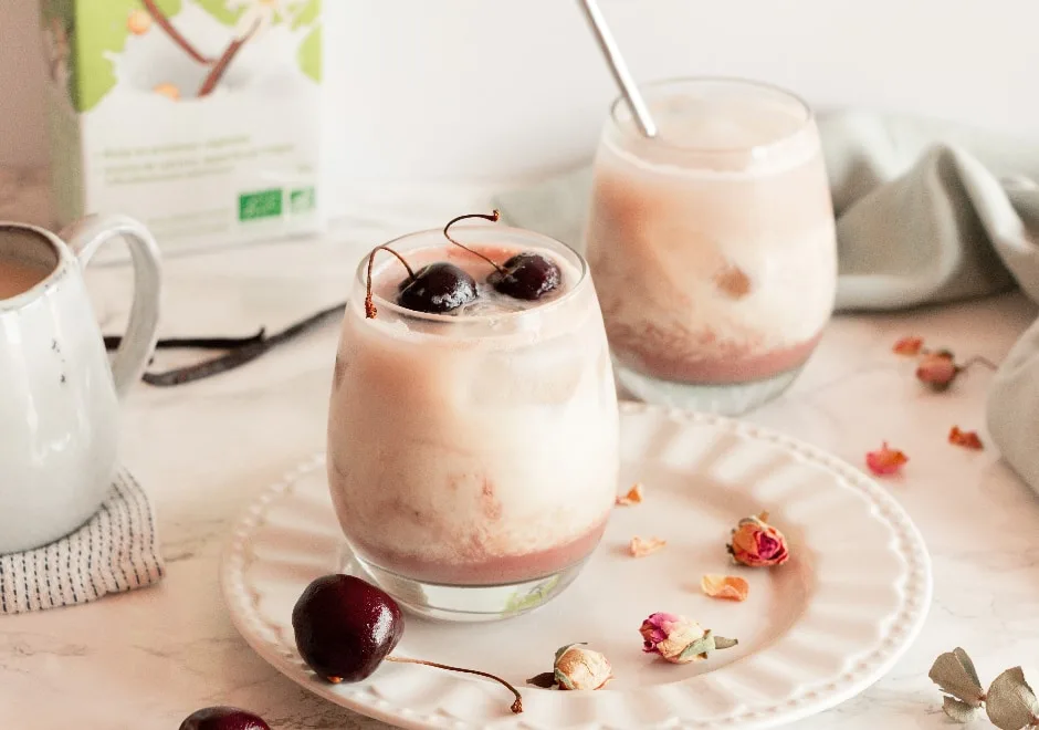 Latté glacé à la cerise