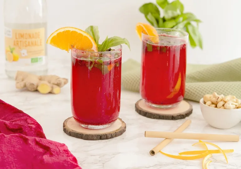 Mocktail au gingembre, fruits rouges et basilic