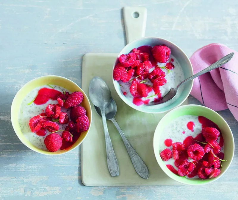 « Panna cotta » au lait de coco aux graines de chia et aux framboises