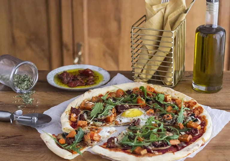 Pizza végétarienne à la patate douce, tomates séchées et roquette