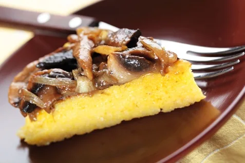 Polenta grillée aux champignons