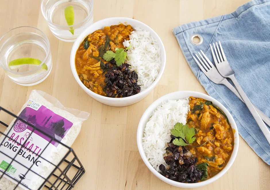 Poulet curry au lentilles corail, lait de coco et chutney d’oignons