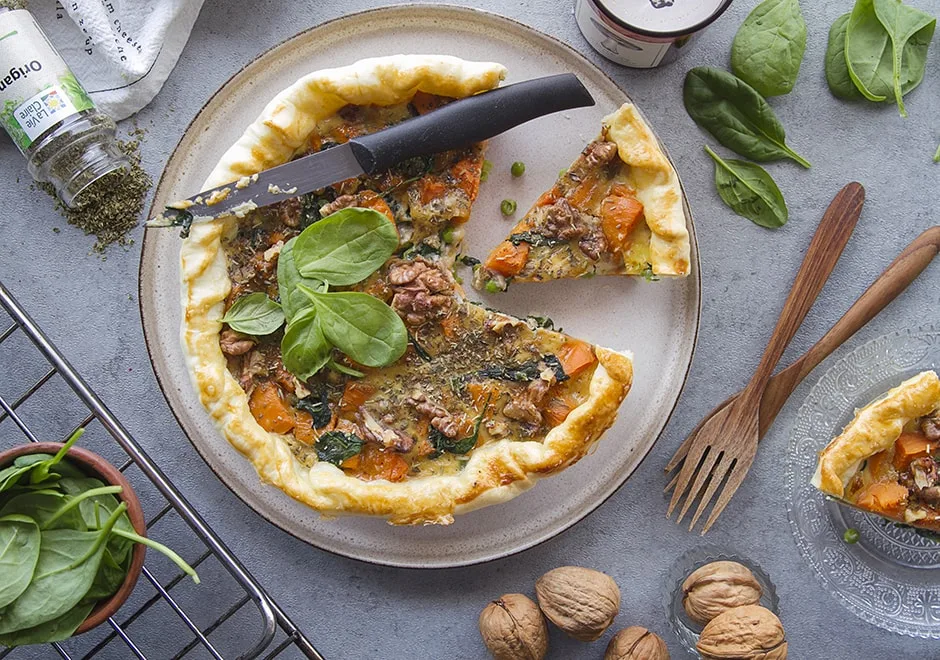 Quiche à la patate douce, petits pois, épinards et noix