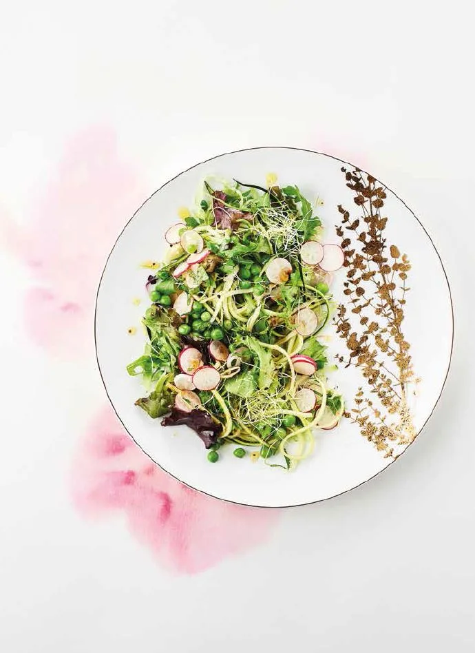 Salade de petits pois frais rubans de courgette et graines germées