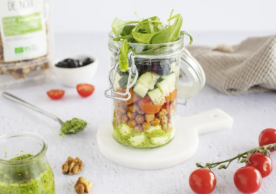 Salade de tomates cerises, mozzarella et pesto de roquette