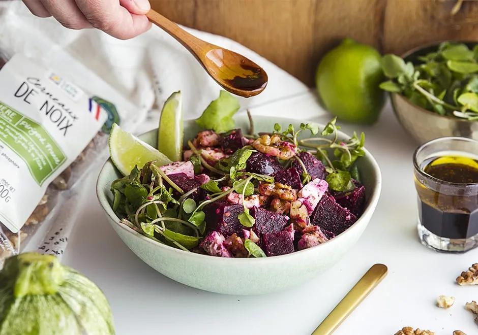 Salade minute betterave, feta, ciboulette et cerneaux de noix