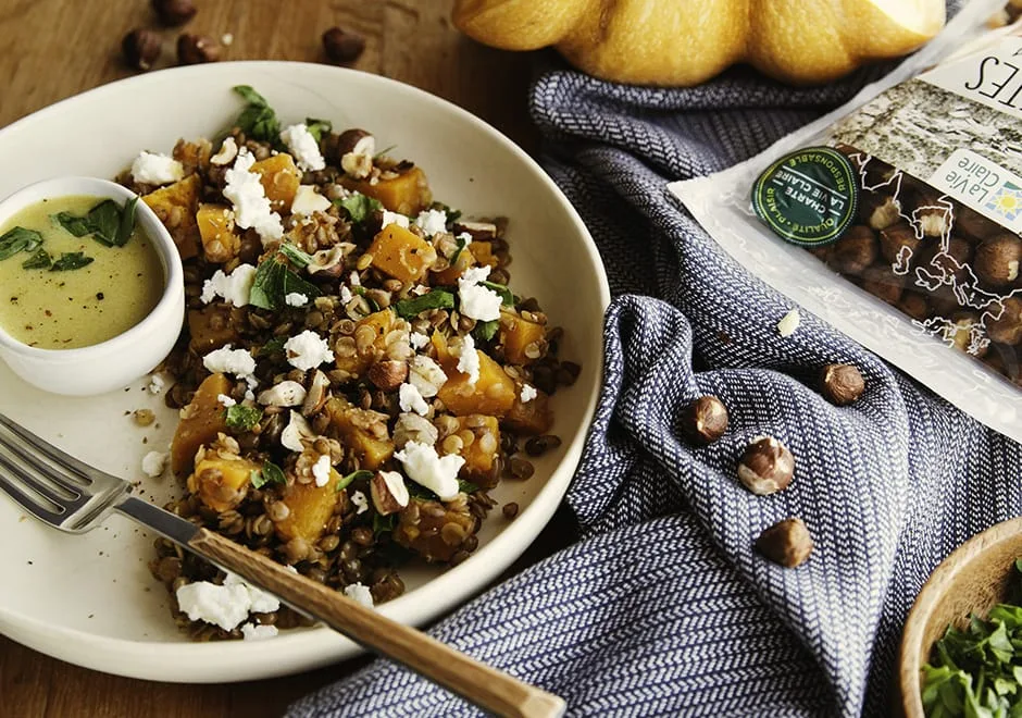 Salade tiède de lentilles au potimarron, noisettes et feta