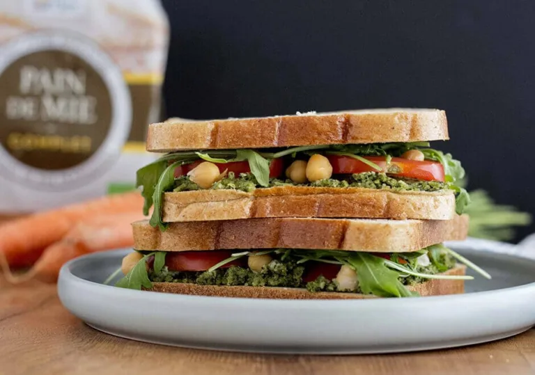 Sandwich au pâté végétal de fanes de carottes