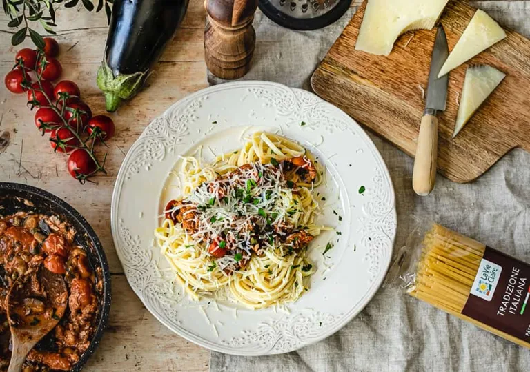 Linguines à la sicilienne, aubergines, thon et ricotta