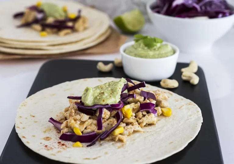 Tacos au poulet mariné et crème d&rsquo;avocat à la noix de cajou