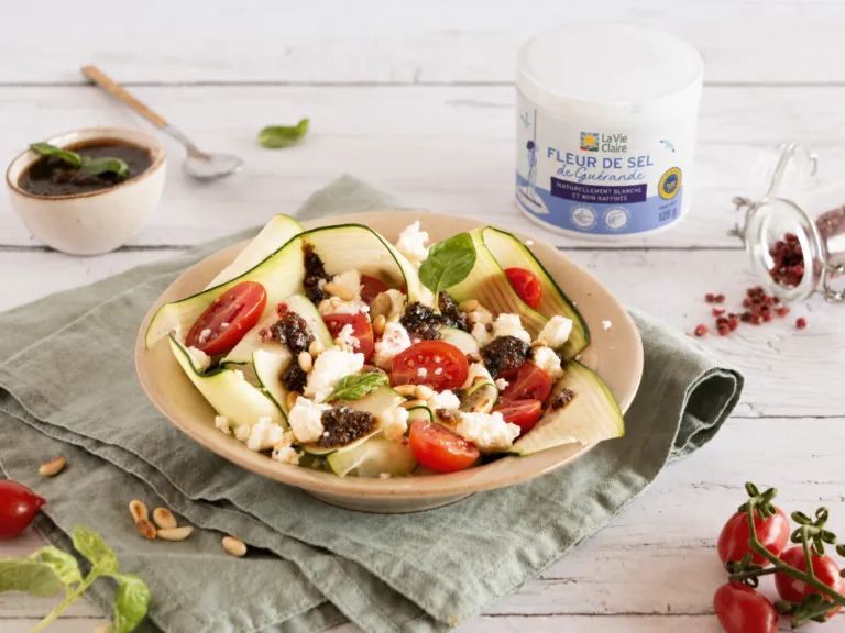 Salade de tagliatelles de courgettes, feta et pesto de tomates