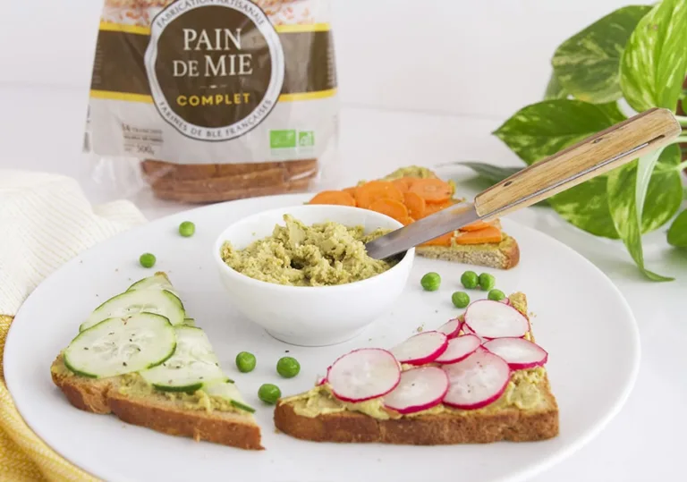 Tartine de houmous aux petits pois et crudités printanières