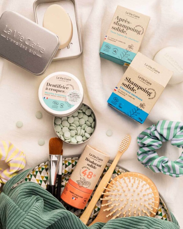 ☀ Vacances en vue ? Voyagez léger !Shampoings, après shampoing, déodorants, dentifrices à croquer… Nos essentiels solides sont conçus pour vous suivre partout cet été 🧼

À glisser dans votre trousse de toilette ou votre sac à dos, ils sont vos meilleurs alliés pour partir l’esprit tranquille 👌

✔ Formules véganes & labelisées COSMOS ORGANIC
✔ Made in France avec des actifs naturels
✔ Zéro plastique, zéro compromis

💬 Plutôt plage ou rando ? Dites-nous en commentaire où ces petits formats vous accompagneront cet été !