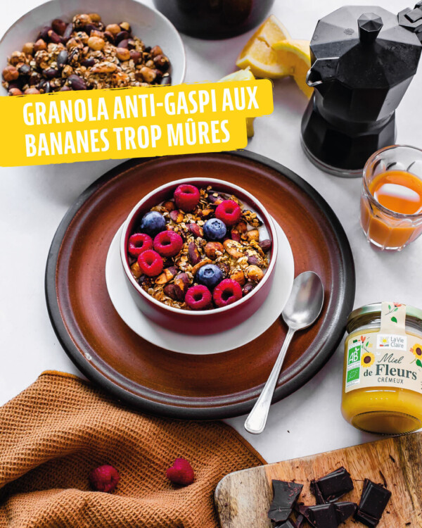 🍌 On adore le banana bread, mais si on changeait un peu ?Découvrez notre recette de granola anti-gaspi à base de bananes trop mûres, de miel de fleurs bio et de fruits secs !

Par ici la recette pour 6 personnes 👇

🍌 2 à 3 bananes très mûres
🥥 50 g d'huile de coco
🍯 50 g de miel de fleurs bio La Vie Claire
⚪ 400 g de flocons d’avoine
🟡 30 g d’amandes grossièrement hachées
🐿 30 g de noisettes ou de graines de courge

➡ Préchauffez le four à 165 °C.
➡ Dans un grand bol, mélangez les bananes écrasées, l'huile de coco fondue et le miel de fleurs. 
➡ Incorporez les flocons d'avoine, les amandes et les noisettes.
➡ Étalez le mélange uniformément sur une plaque recouverte de papier cuisson.
➡ Faites cuire au four 30 minutes, en remuant à mi-cuisson
➡ Éteignez le four, mélangez de nouveau et laissez reposer à l'intérieur du four pendant 10 minutes.
➡ Ensuite, sortez la plaque et laissez refroidir complètement à l’air libre.
➡ Vous pouvez rajouter des copeaux de chocolat noir ou des fruits séchés à ce granola ou bien des fruits frais de saison au moment du dressage pour varier les plaisirs.

➡ Enregistrez cette recette pour ne pas la perdre !