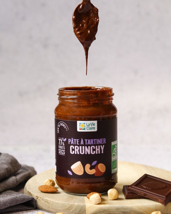OK… Il fallait qu’on vous dise : il se passe des choses très sérieuses dans nos rayons.Une nouvelle pâte à tartiner CRUNCHY💥 vient d’arriver.
Et oui, elle est :
➡ Ultra gourmande (77 % de fruits secs)
➡ Allégée en sucre (-30 %*)
➡ Sans huile de palme, évidemment.

On la voit déjà trôner fièrement sur vos tables de petits déjeuners ensoleillés.
On dit ça, on dit rien. 😏

*vs la moyenne du marché des pâtes à tartiner.